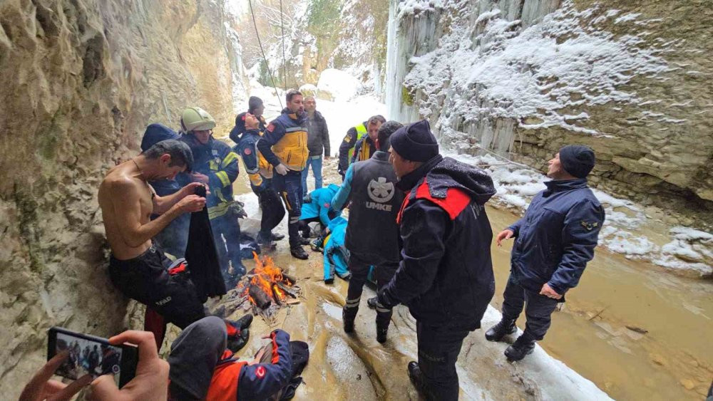 Nöbetten çıkmışlardı: Felaketi yaşadılar! 30 metrelik kanyonda can pazarı
