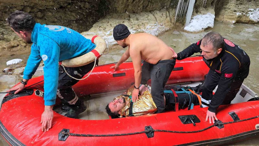 Nöbetten çıkmışlardı: Felaketi yaşadılar! 30 metrelik kanyonda can pazarı