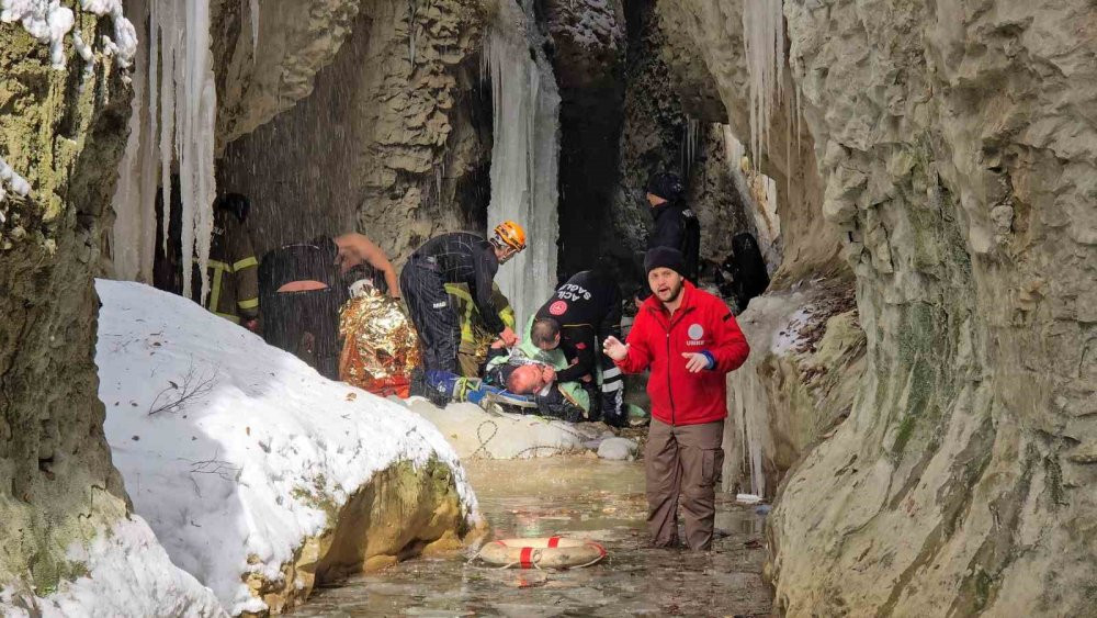 Nöbetten çıkmışlardı: Felaketi yaşadılar! 30 metrelik kanyonda can pazarı