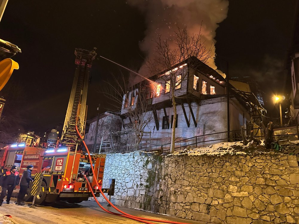 Safranbolu'da tarihi konak alevlere teslim oldu! 5 kişi hastaneye kaldırıldı