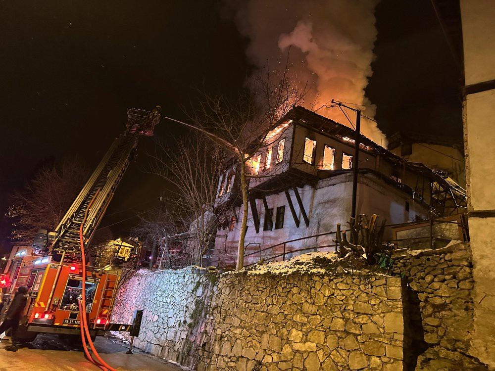 Safranbolu'da tarihi konak alevlere teslim oldu! 5 kişi hastaneye kaldırıldı