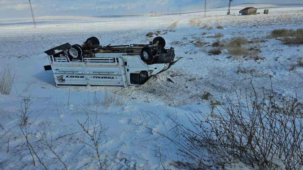 Adilcevaz’da feci kaza! Kamyonet şarampole uçtu