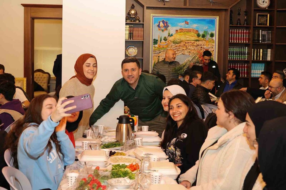 200 öğrenci başkanlık makamında sahur yaptı