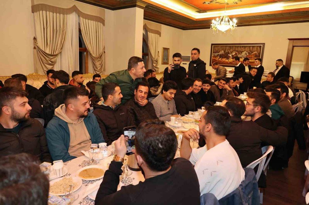 200 öğrenci başkanlık makamında sahur yaptı