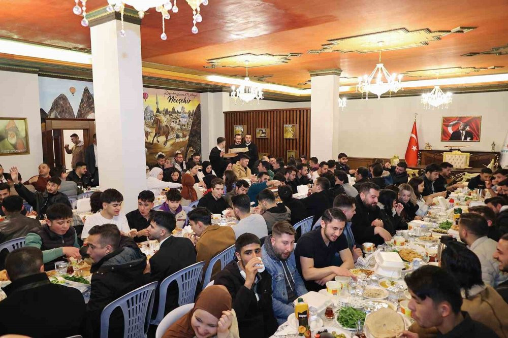 200 öğrenci başkanlık makamında sahur yaptı