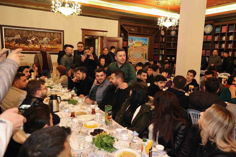 200 öğrenci başkanlık makamında sahur yaptı