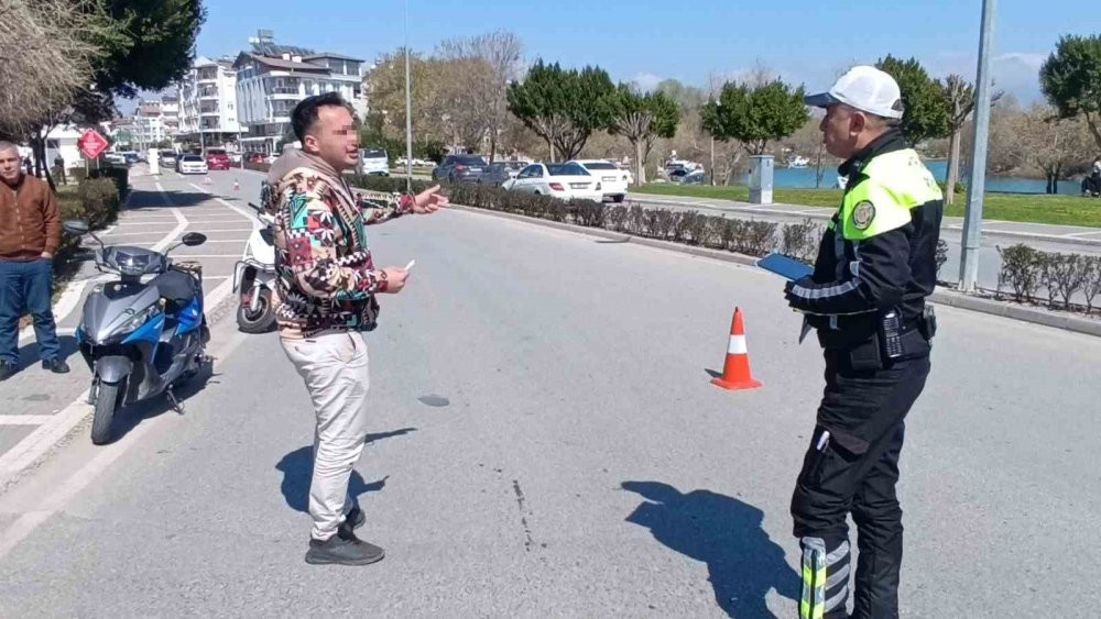 5 kez aynı hatadan yakalandı! Ceza makbuzunu gülerek gösterdi