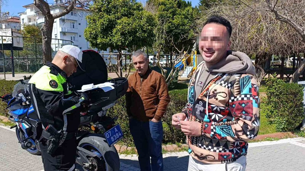 5 kez aynı hatadan yakalandı! Ceza makbuzunu gülerek gösterdi
