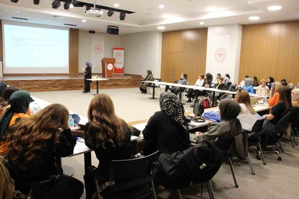 Elazığ’da ebelere yönelik eğitimler devam ediyor
