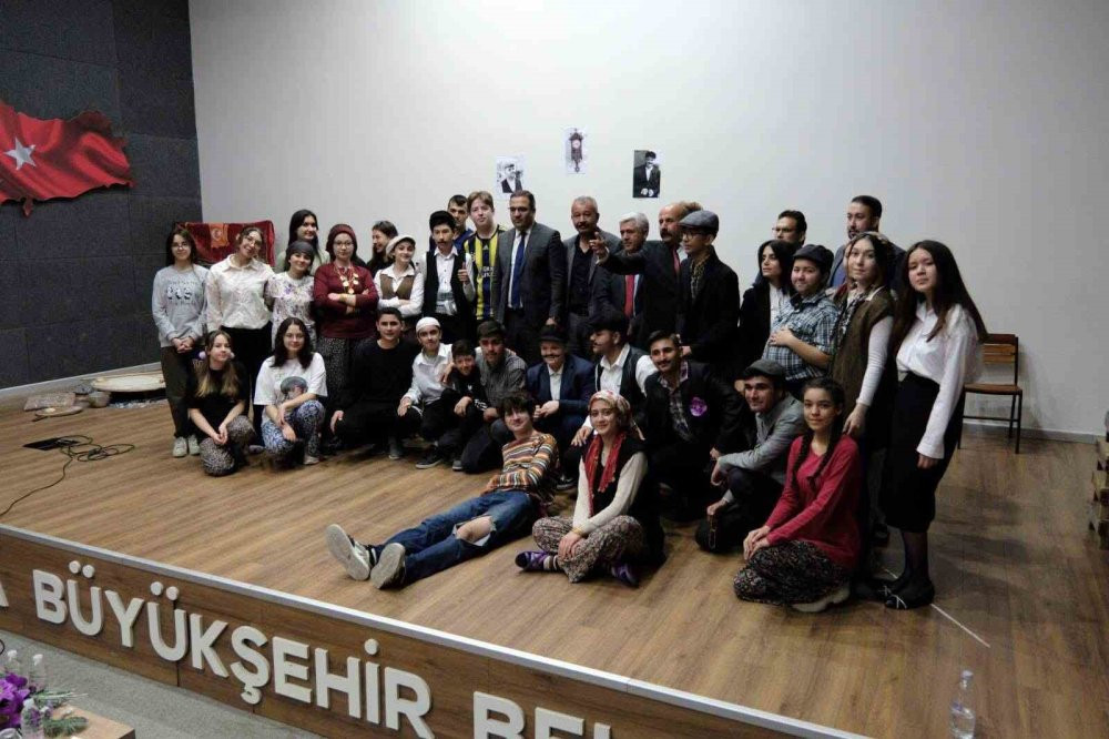 Lise öğrencilerinin oyunu büyük beğeni topladı!
