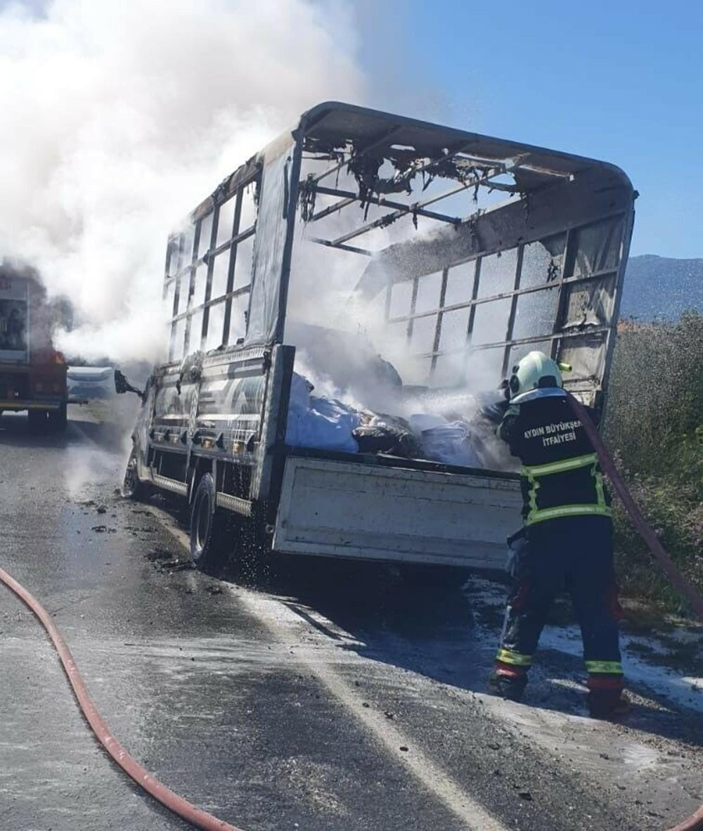 Aydın'da çarşaf yüklü kamyonet alev topuna döndü