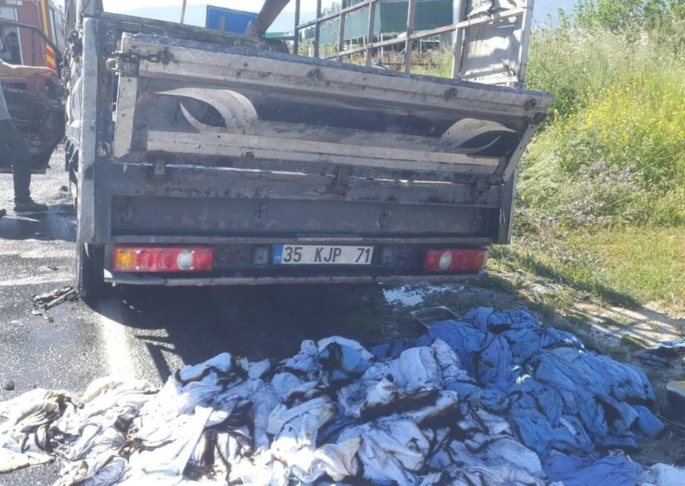 Aydın'da çarşaf yüklü kamyonet alev topuna döndü