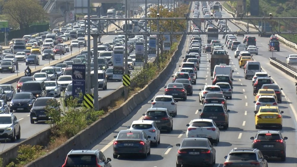 Haftanın ilk iş gününde yoğun trafik! İstanbulluların çilesi bitmiyor...