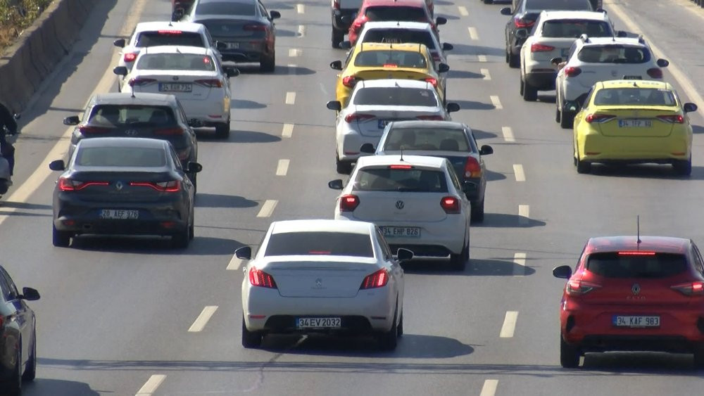 Haftanın ilk iş gününde yoğun trafik! İstanbulluların çilesi bitmiyor...