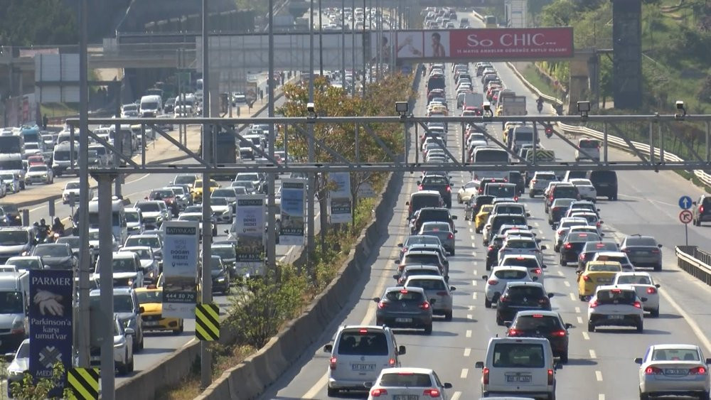 Haftanın ilk iş gününde yoğun trafik! İstanbulluların çilesi bitmiyor...