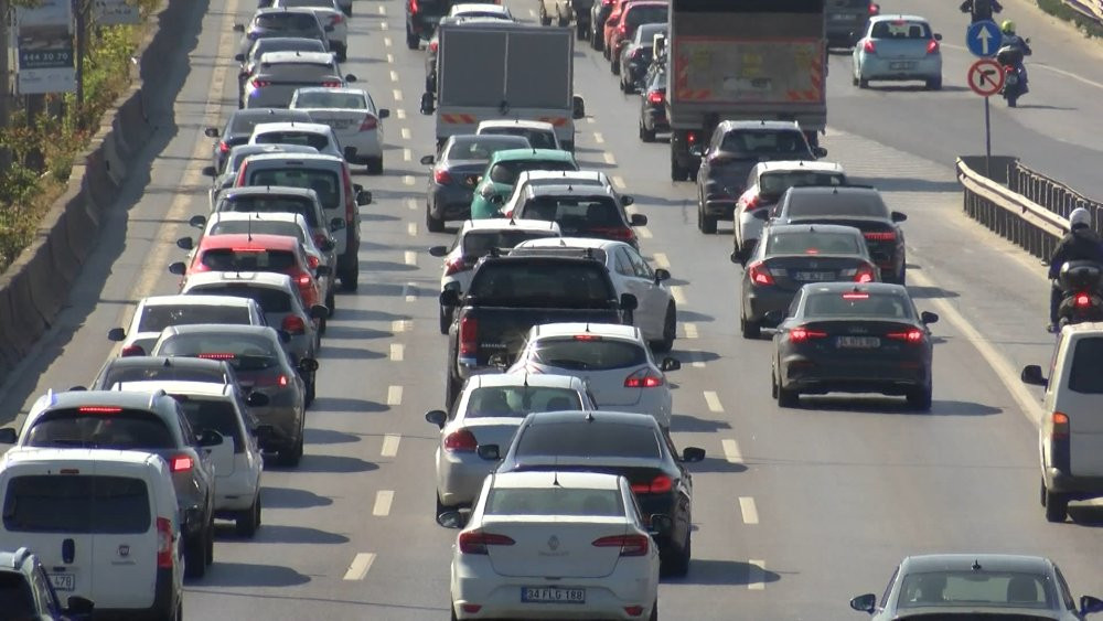 Haftanın ilk iş gününde yoğun trafik! İstanbulluların çilesi bitmiyor...