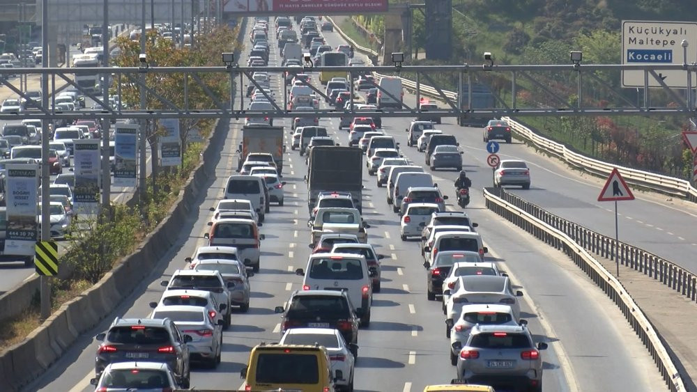 Haftanın ilk iş gününde yoğun trafik! İstanbulluların çilesi bitmiyor...