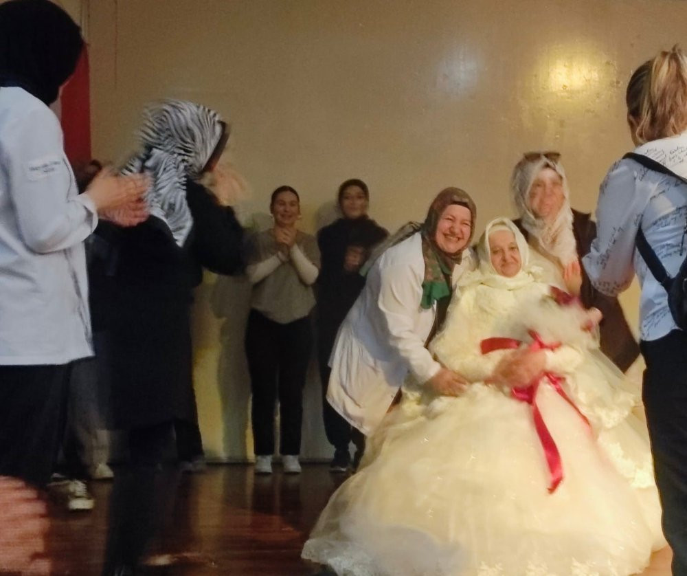 Gelinlik giyme hayali 65 yaşında gerçek oldu