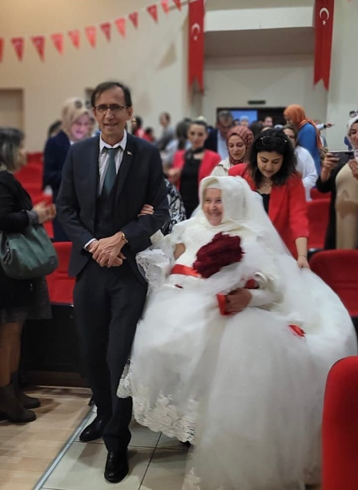 Gelinlik giyme hayali 65 yaşında gerçek oldu