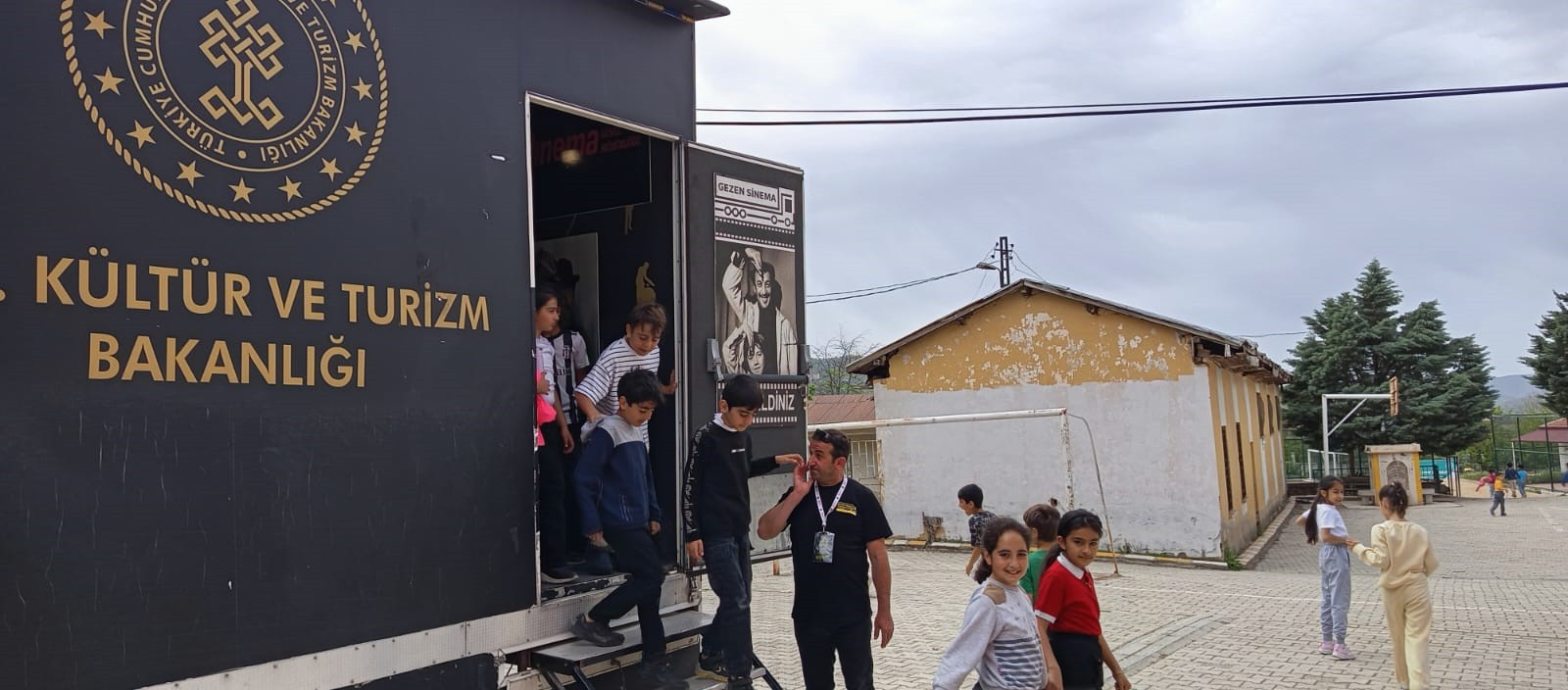 gezen-sinema-tiri-baskilde-550-cocuk-eglenceye-doydu-yenicag-1.jpg