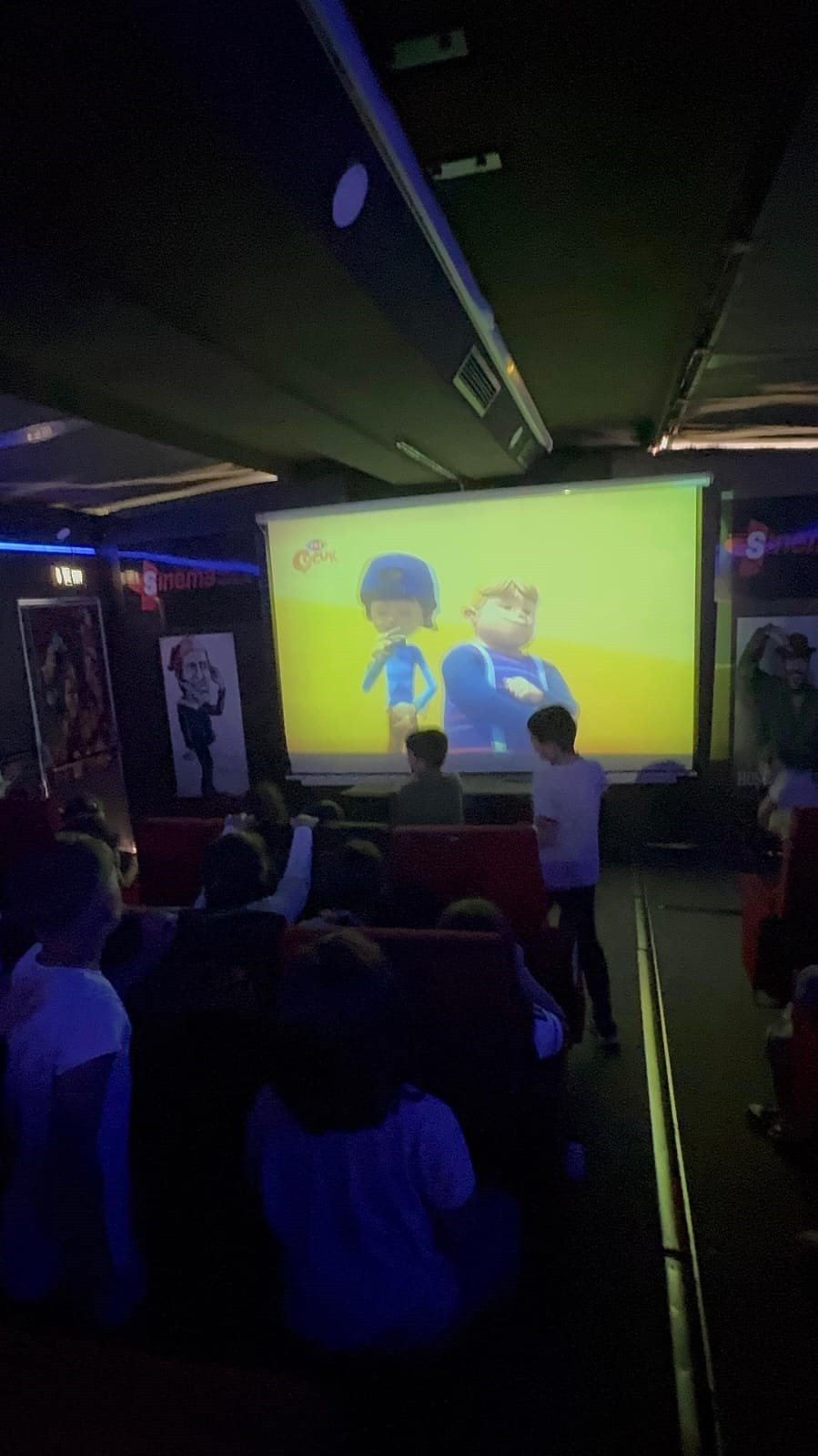 gezen-sinema-tiri-baskilde-550-cocuk-eglenceye-doydu-yenicag-3.jpg