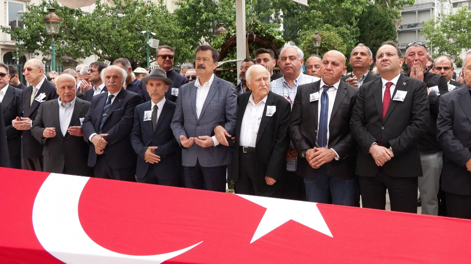 tcmbnin-efsane-baskani-saracogluna-son-veda-tesvikiye-camiinde-duygusal-anlar-yenicag-10.jpg