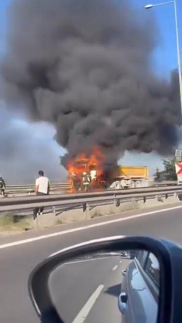D-100’de alevli kâbus! Hafriyat kamyonu küle çevirdi