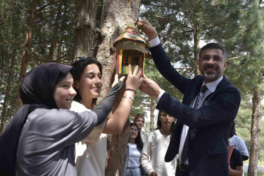 Öğrencilerden kuşlar için hummalı çalışma