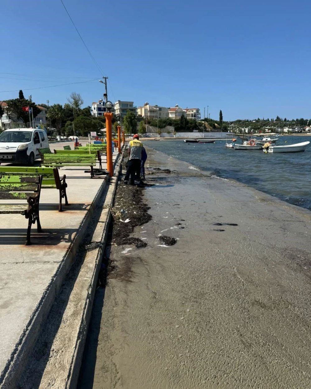 Mavişehir sahili pırıl pırıl: Belediye ekipleri iş başında!