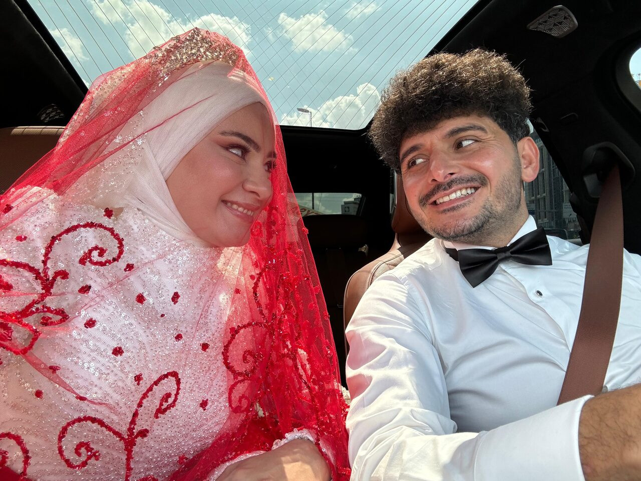 dugunu-yapti-24-saat-sonra-kampa-katildi-ay-yildiz-her-seyden-once-geldi-20-erkekle-balayinda-yenicag-2.jpg