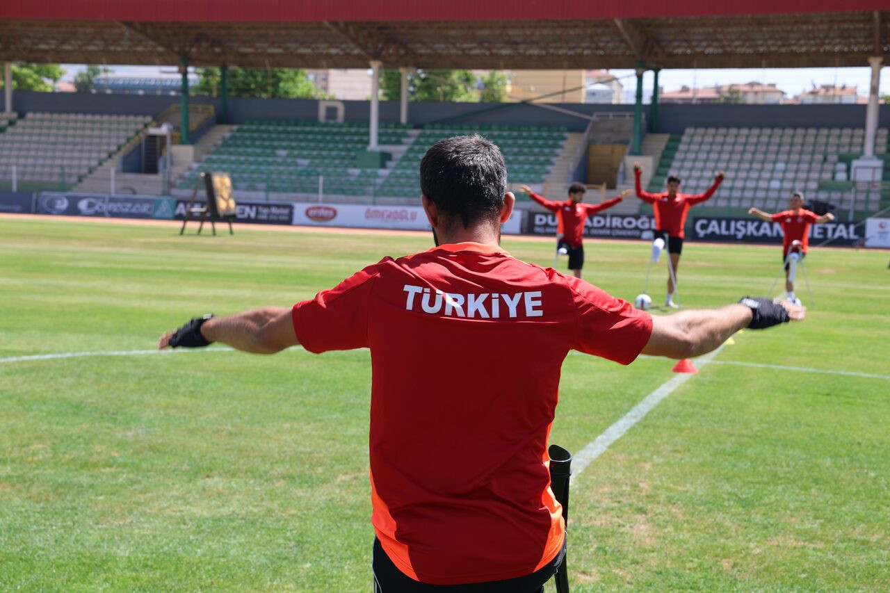 dugunu-yapti-24-saat-sonra-kampa-katildi-ay-yildiz-her-seyden-once-geldi-20-erkekle-balayinda-yenicag-4.jpg