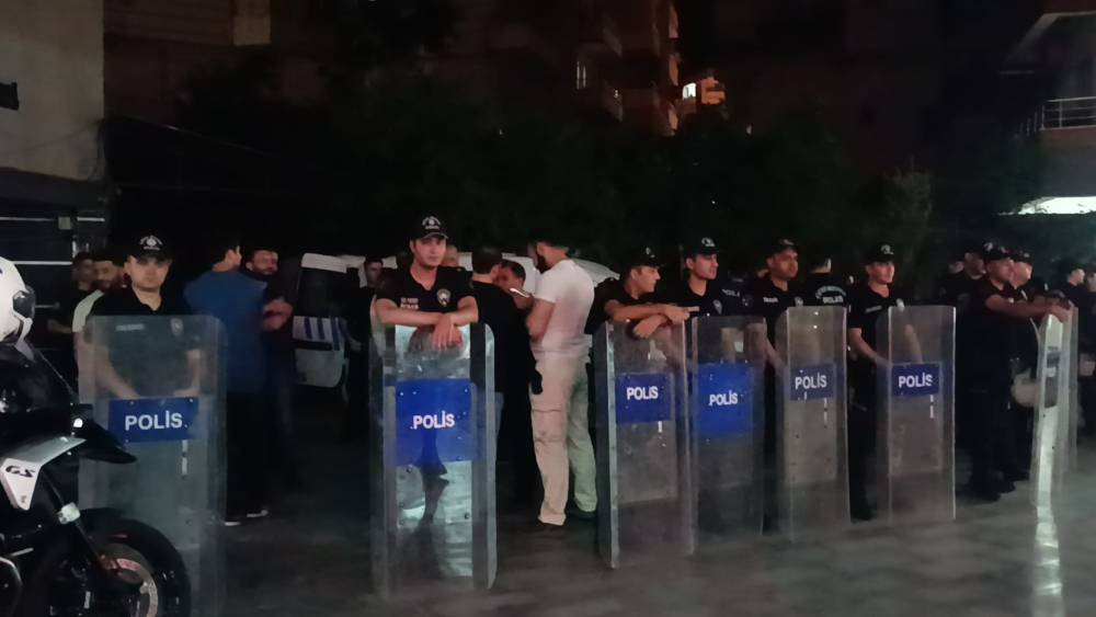 Batman’da gerilim dolu anlar! Şüpheli boğazına bıçak dayadı