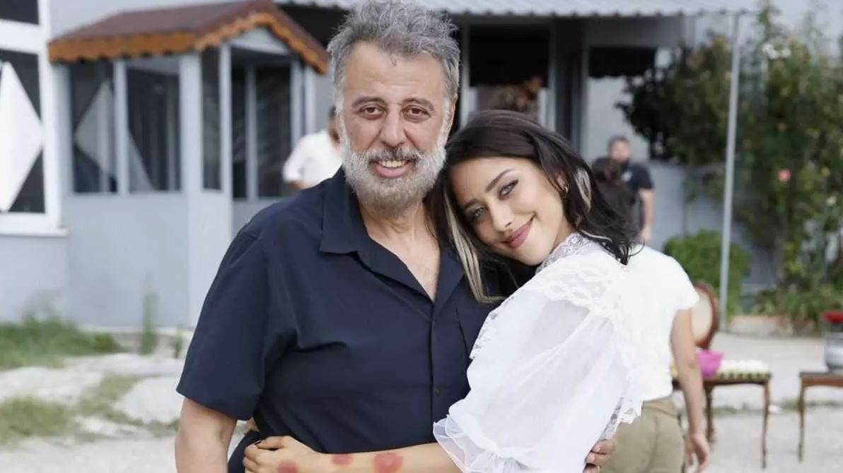 hamdi-alkandan-dorduncu-evlilik-surprizi-doktor-sevgiliye-pariste-romantik-teklif-yenicag-36.jpg