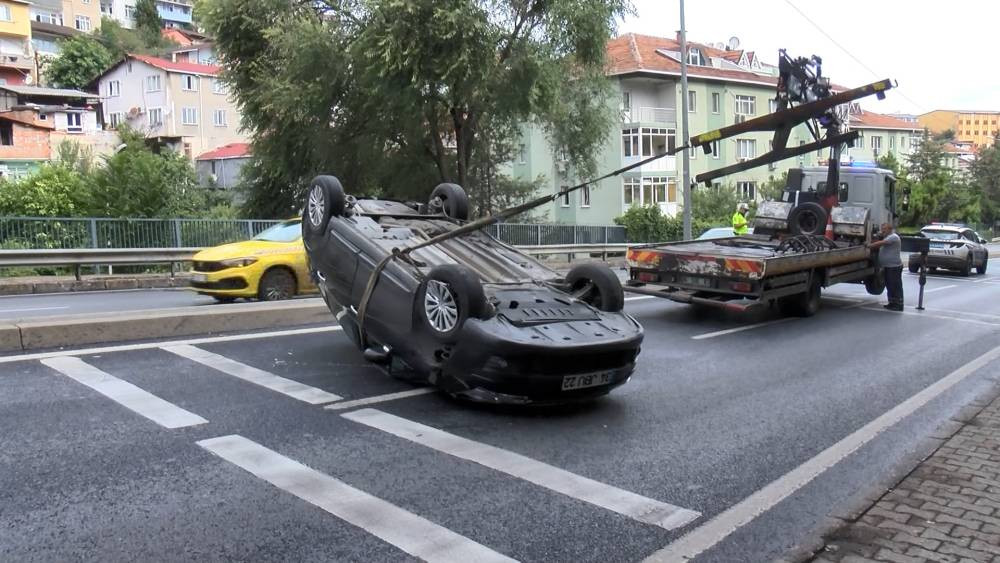 Refüje çarptı takla attı! Ters dönen araçtan mucize kurtuluş: Sarıyer’de feci kaza