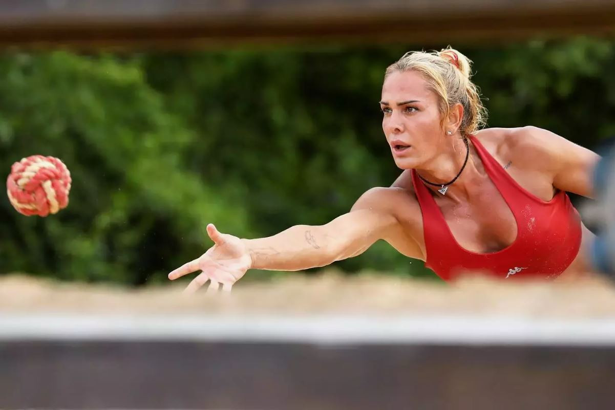 survivor-efsanesi-nagihan-karadereye-ameliyat-sonrasi-zarf-surprizi-yenicag-3.jpg