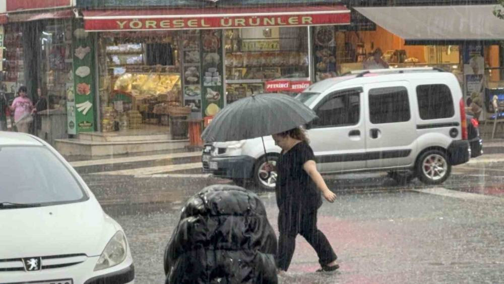 Sağanak yağış 5 dakikada sokakları g&ouml;le &ccedil;evirdi