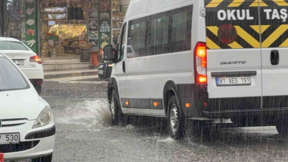 Sağanak yağış 5 dakikada sokakları g&ouml;le &ccedil;evirdi