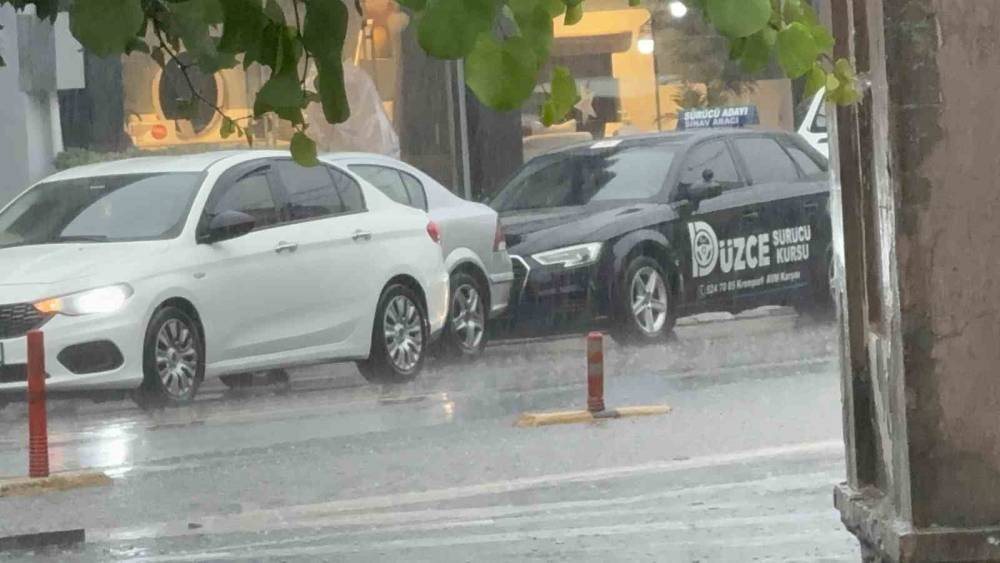 Sağanak yağış 5 dakikada sokakları g&ouml;le &ccedil;evirdi