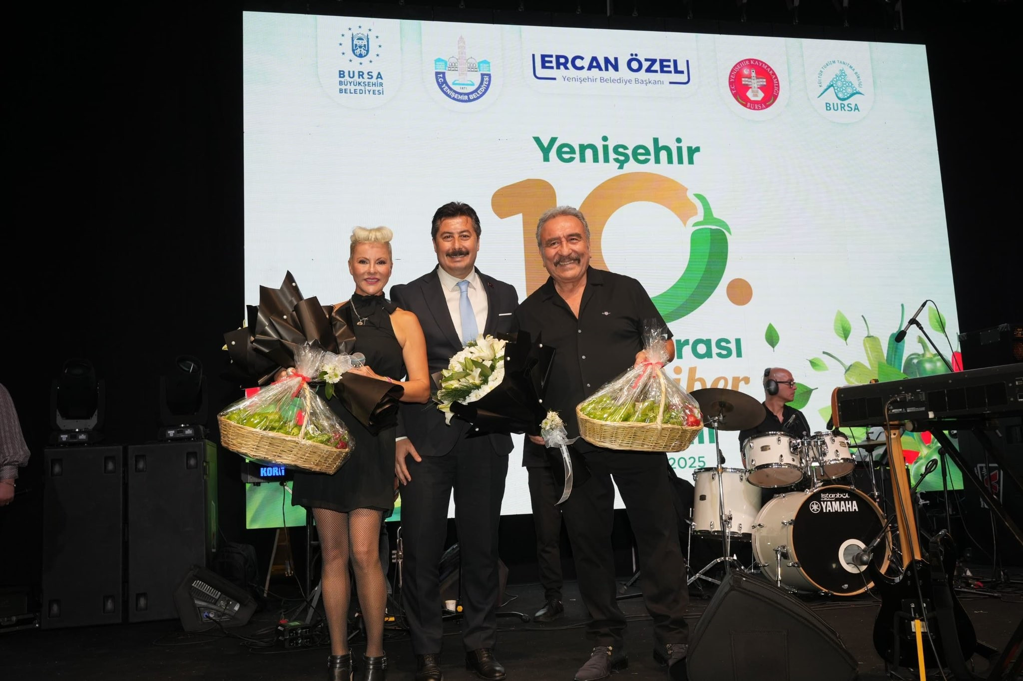 yenisehirde-altin-biber-coskusu-umit-besen-ve-pamela-sahneyi-salladi-yenicag-3.jpg