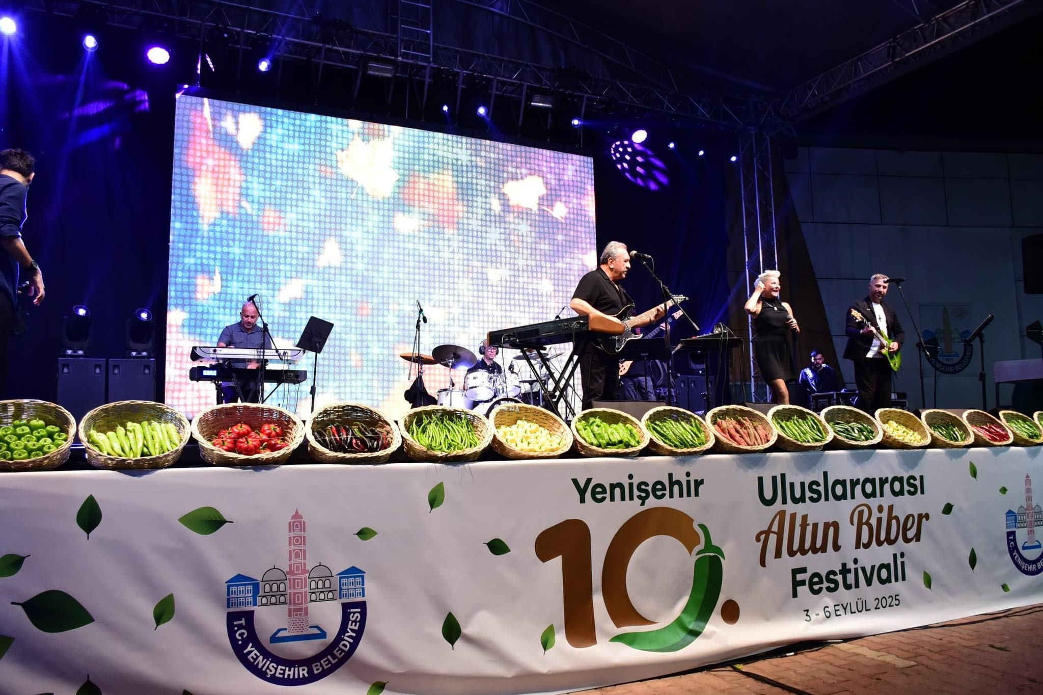 yenisehirde-altin-biber-coskusu-umit-besen-ve-pamela-sahneyi-salladi-yenicag-4.jpg