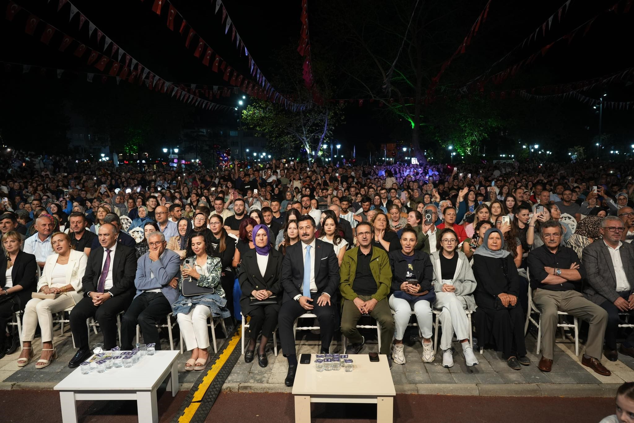 yenisehirde-altin-biber-coskusu-umit-besen-ve-pamela-sahneyi-salladi-yenicag-6.jpg
