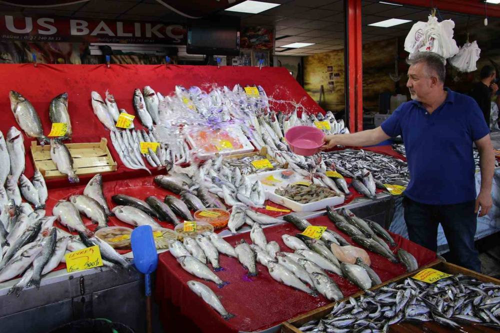 Uşak’ta balık tezgahları doup taştı