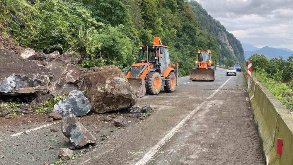Karadeniz Sahil Yolu’nda heyelan alarmı