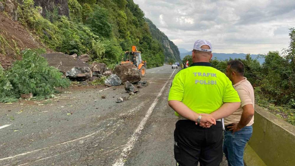 Karadeniz Sahil Yolu’nda heyelan alarmı