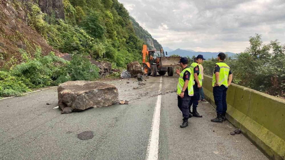 Karadeniz Sahil Yolu’nda heyelan alarmı