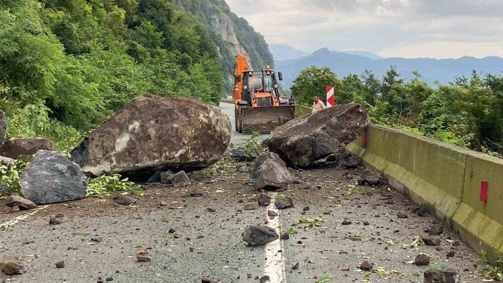 Karadeniz Sahil Yolu’nda heyelan alarmı