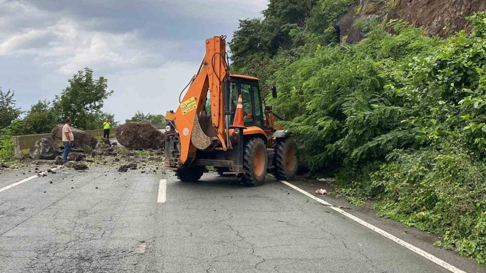 Karadeniz Sahil Yolu’nda heyelan alarmı