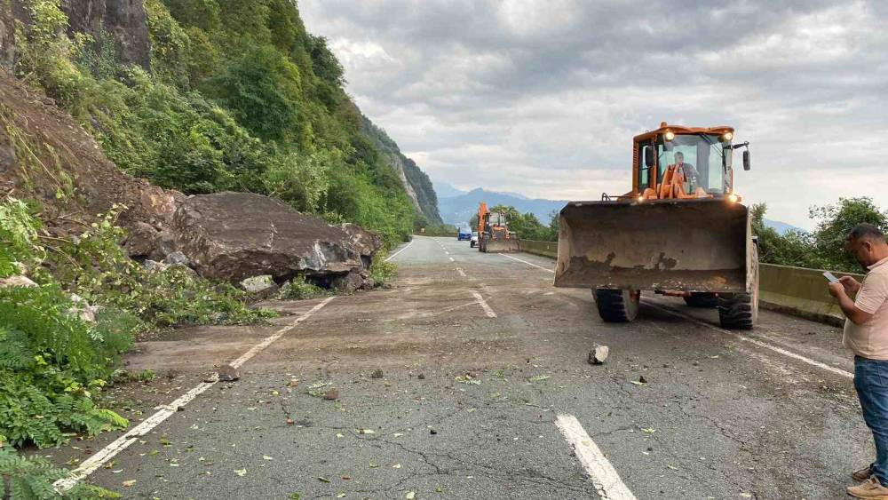 Karadeniz Sahil Yolu’nda heyelan alarmı