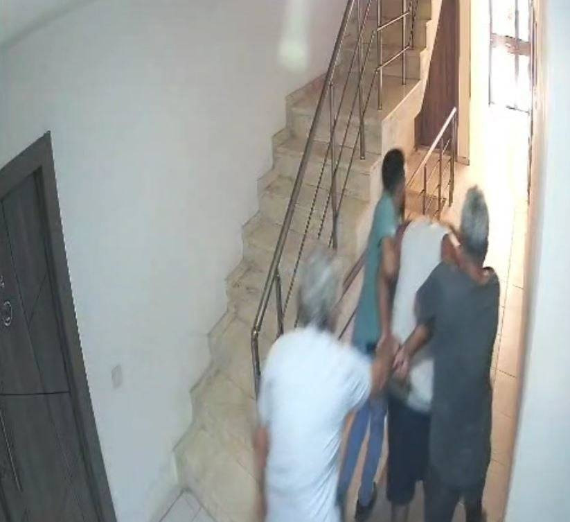 Kuşadası polisi işbaşında: 55 yıl hapisle aranıyordu, kıskıvrak yakalandı!