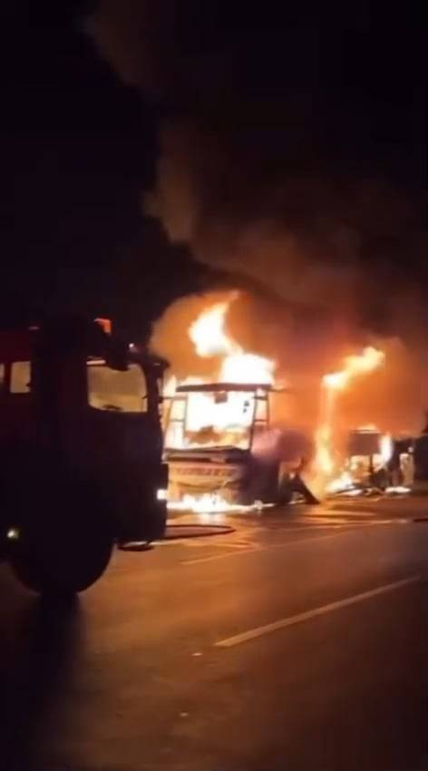 Diyarbakır otobüs yandı! Yolcular son anda kurtuldu